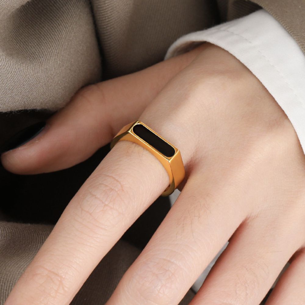 ONYX BAR RING